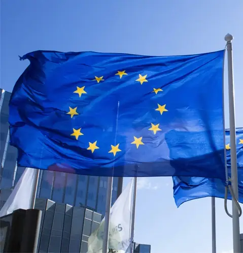 Flagge der Europäischen Union weht im Wind