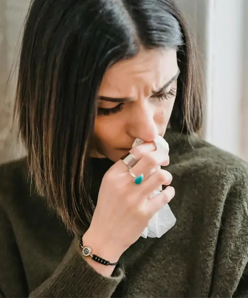 Frau sieht verzweifelt aus, Symbol für Vorerkrankungen oder Bonitätsprobleme